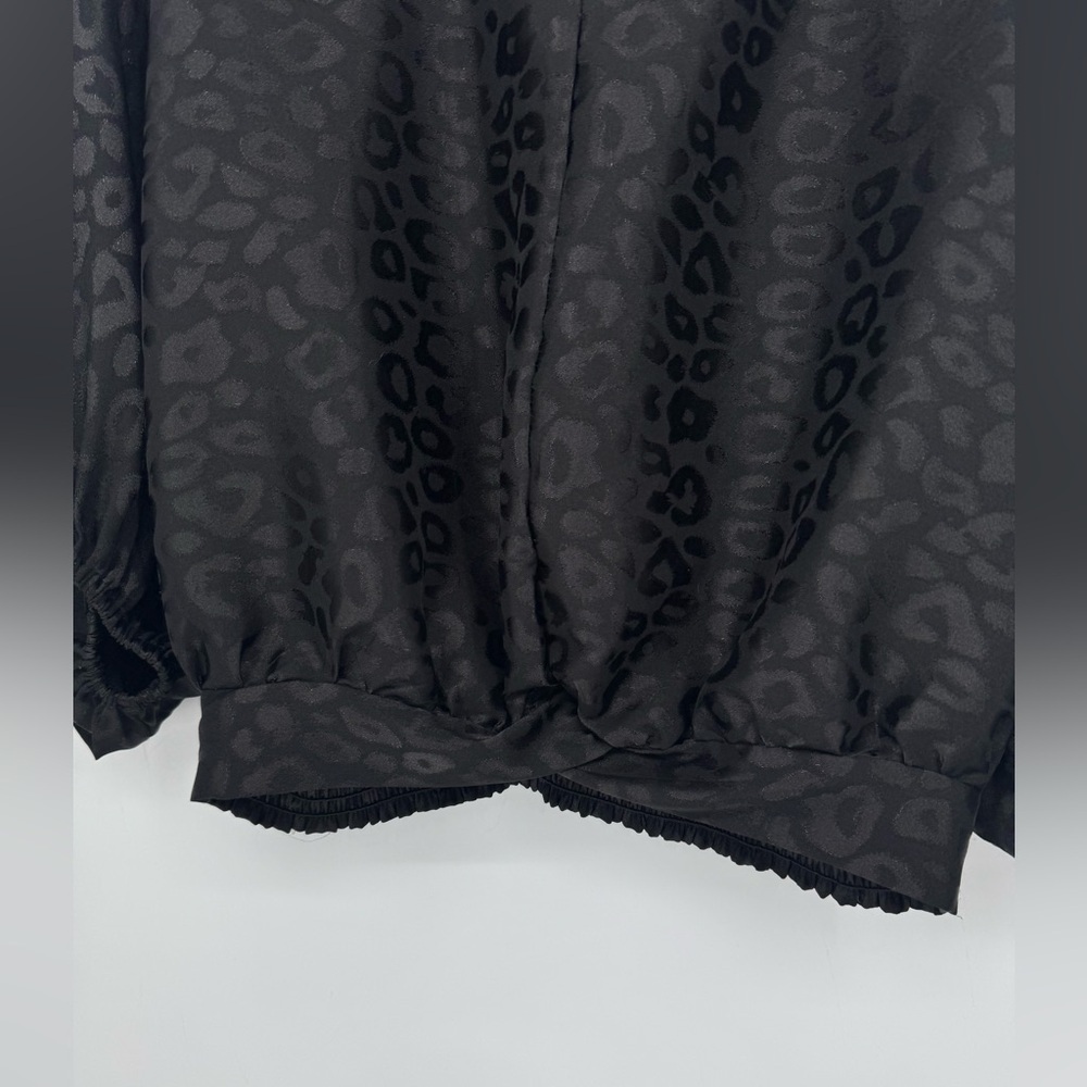Umgee Women's Black Leopard Print V-Neck Blouse Size Small 🐆🖤 - Picture 3 of 7